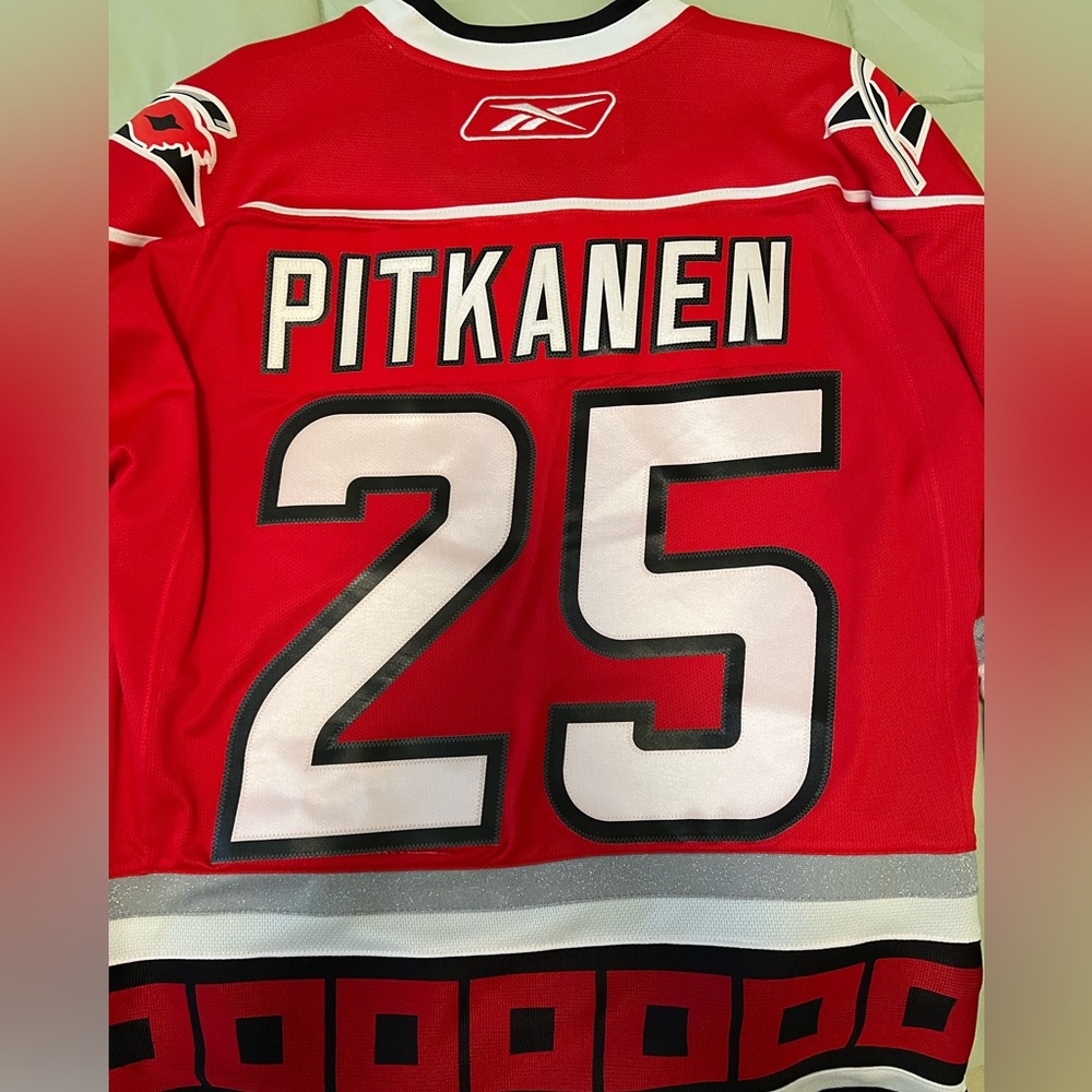 Joni Pitkanen red home sweater